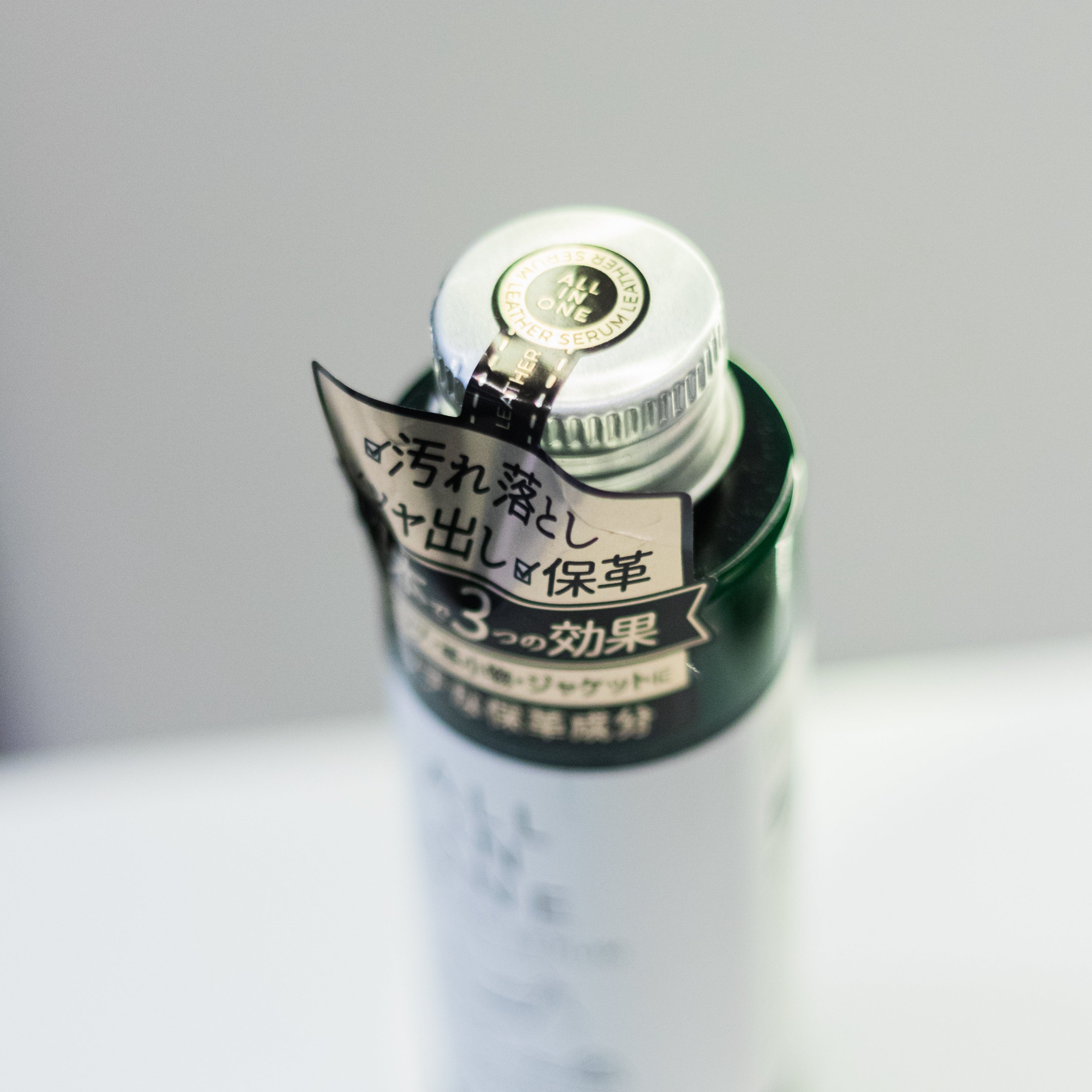 All-In-One Leather Serum focuses on removing stains and maintaining the gloss of leather. Ingredients such as Brazilian palm wax, beeswax, and jojoba oil help restore shine and keep the leather supple. Organic solvents effectively clean stains on the leather.