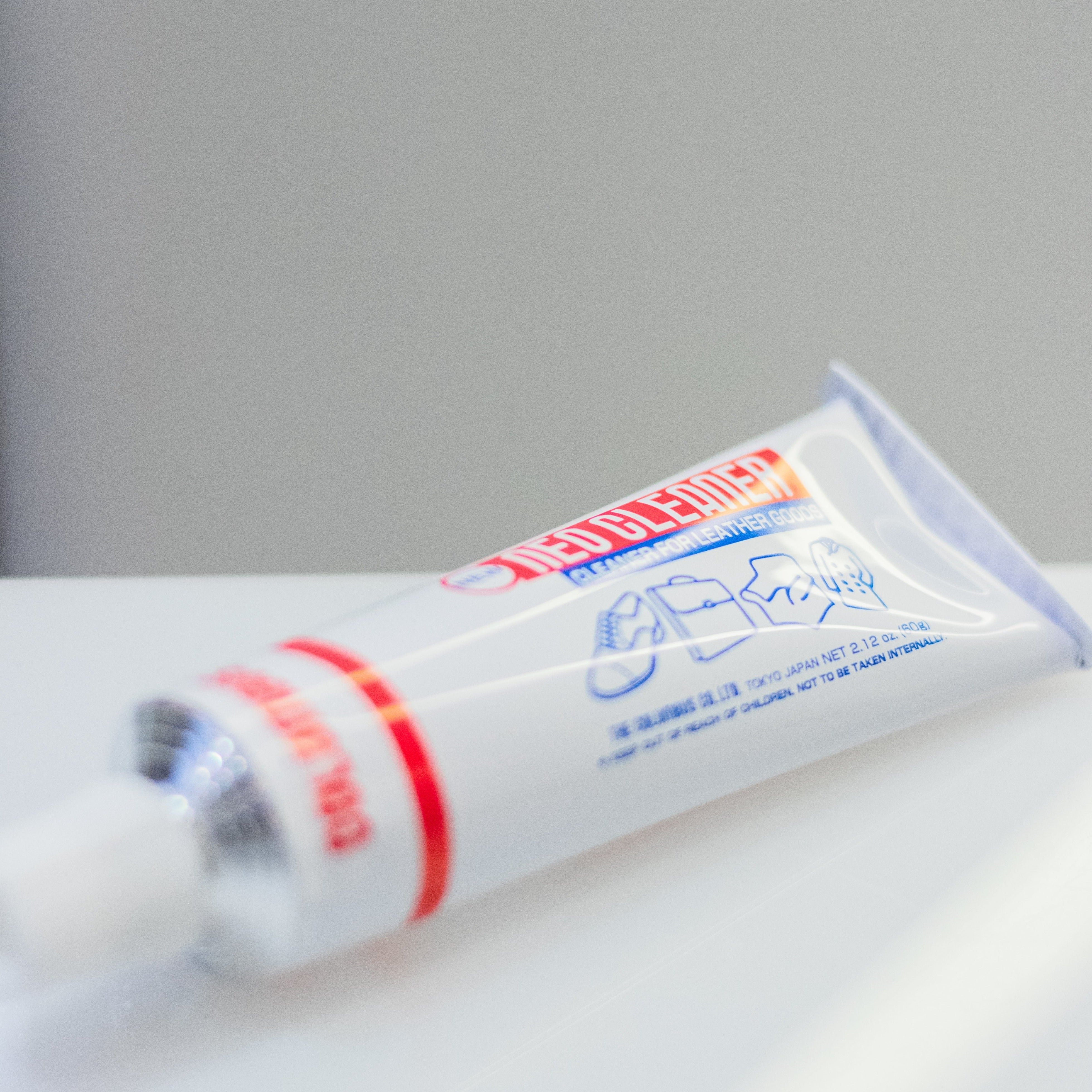 Leather Stain Remover to remove / clean the dust from your bag